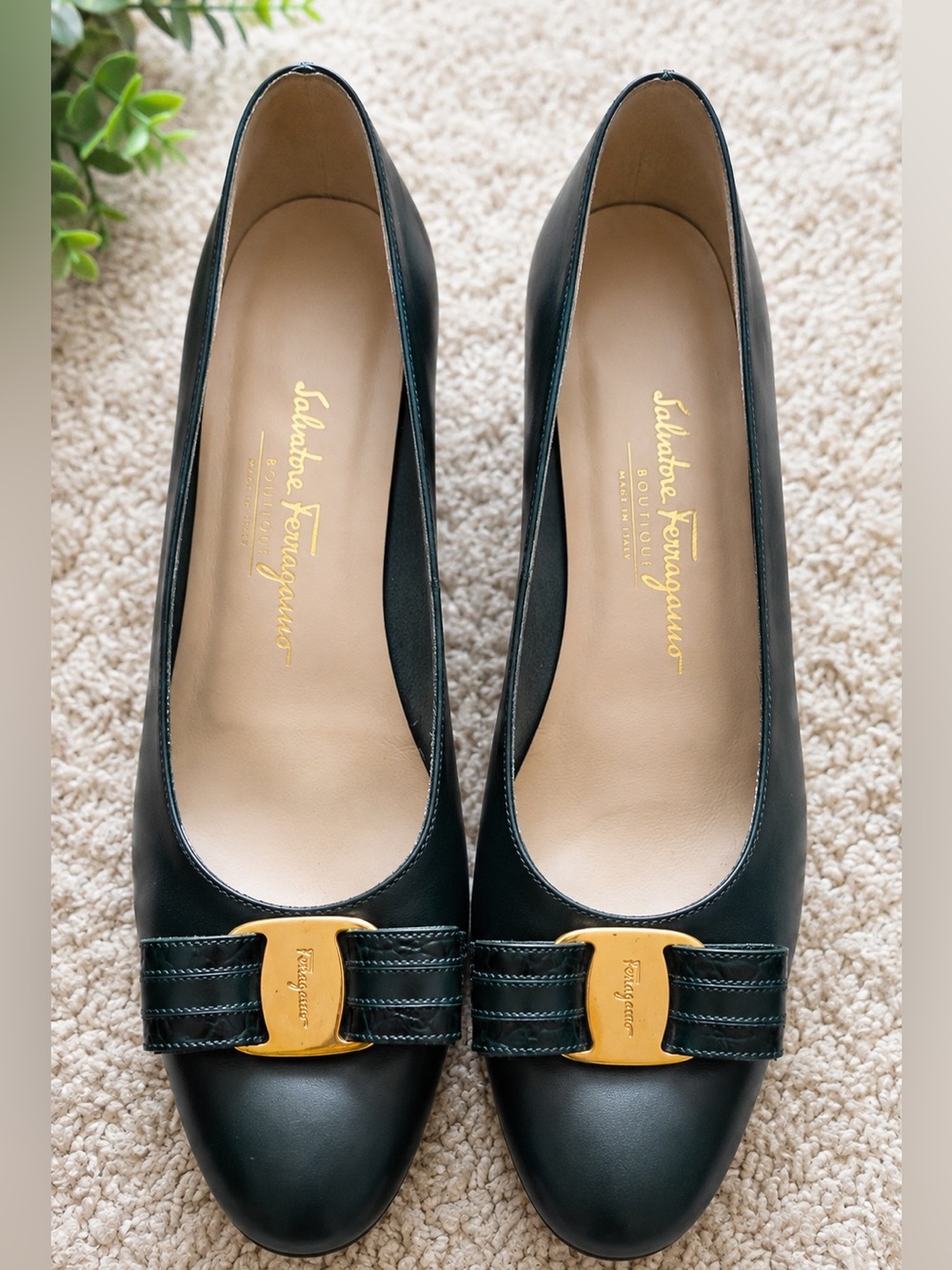 Salvatore Ferragamo Vara Bow Pumps Shoes Size 10 Made in Italy Vintage Luxury
